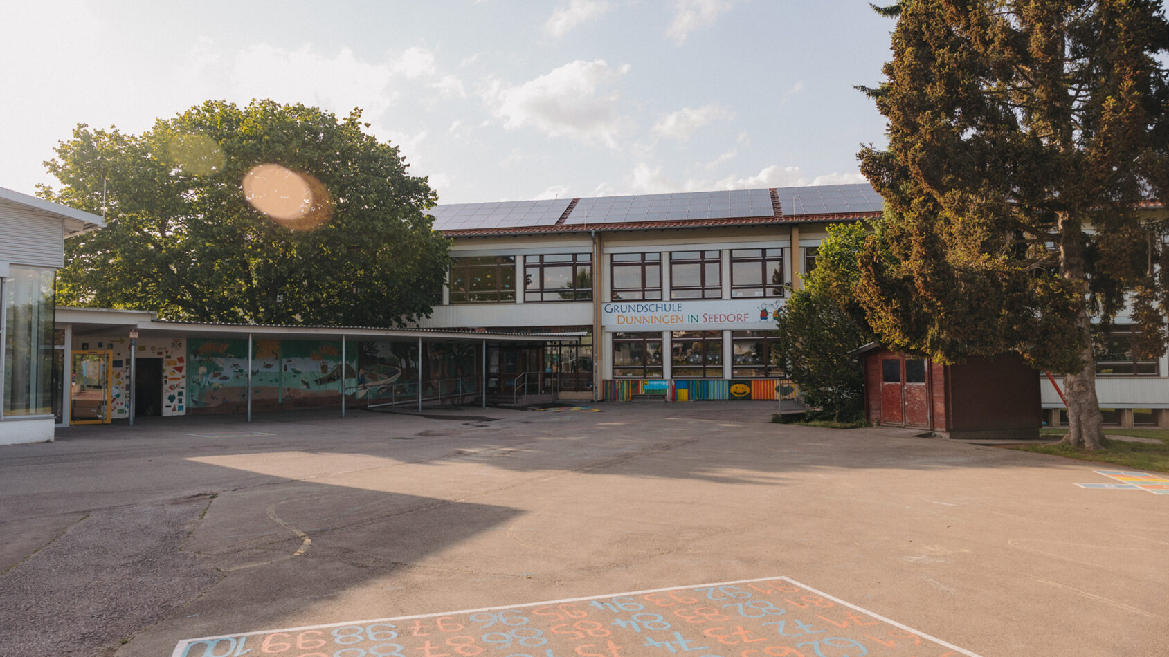 Schulgebäude mit Schulhof