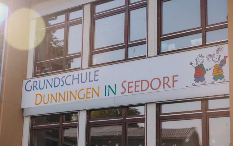 Schild am Schulgebäude auf dem steht "Grundschule Dunningen in Seedorf"