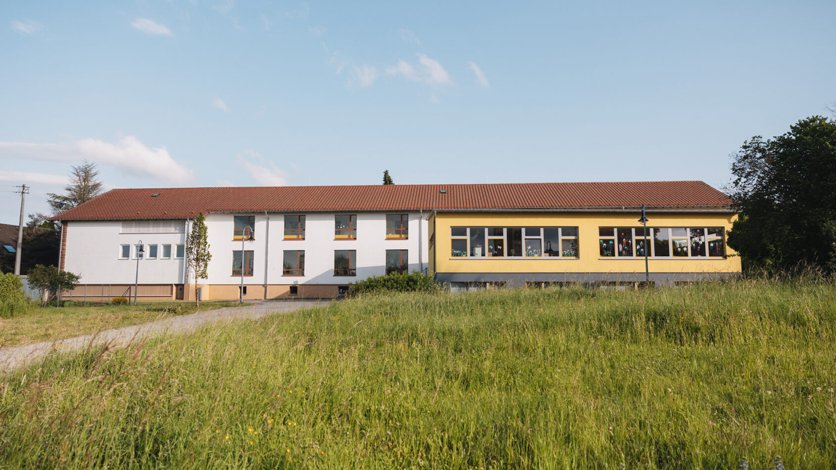 Außenansicht des Schulgebäudes von hinten