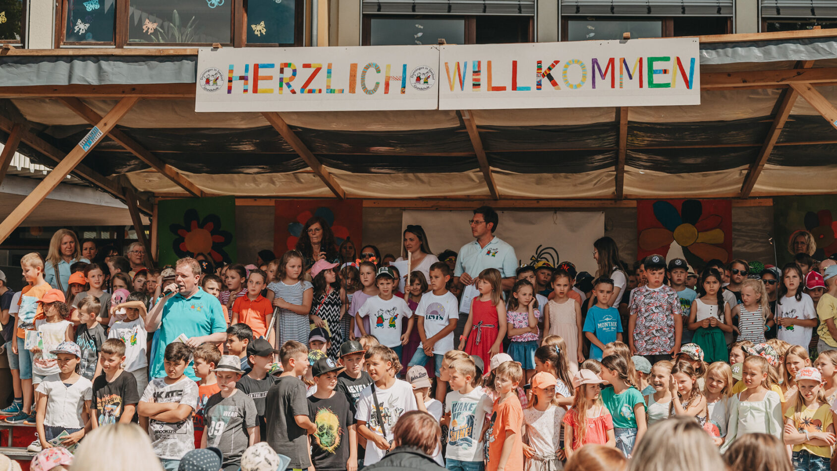 Empfang von Erstklässlern vor der Schule