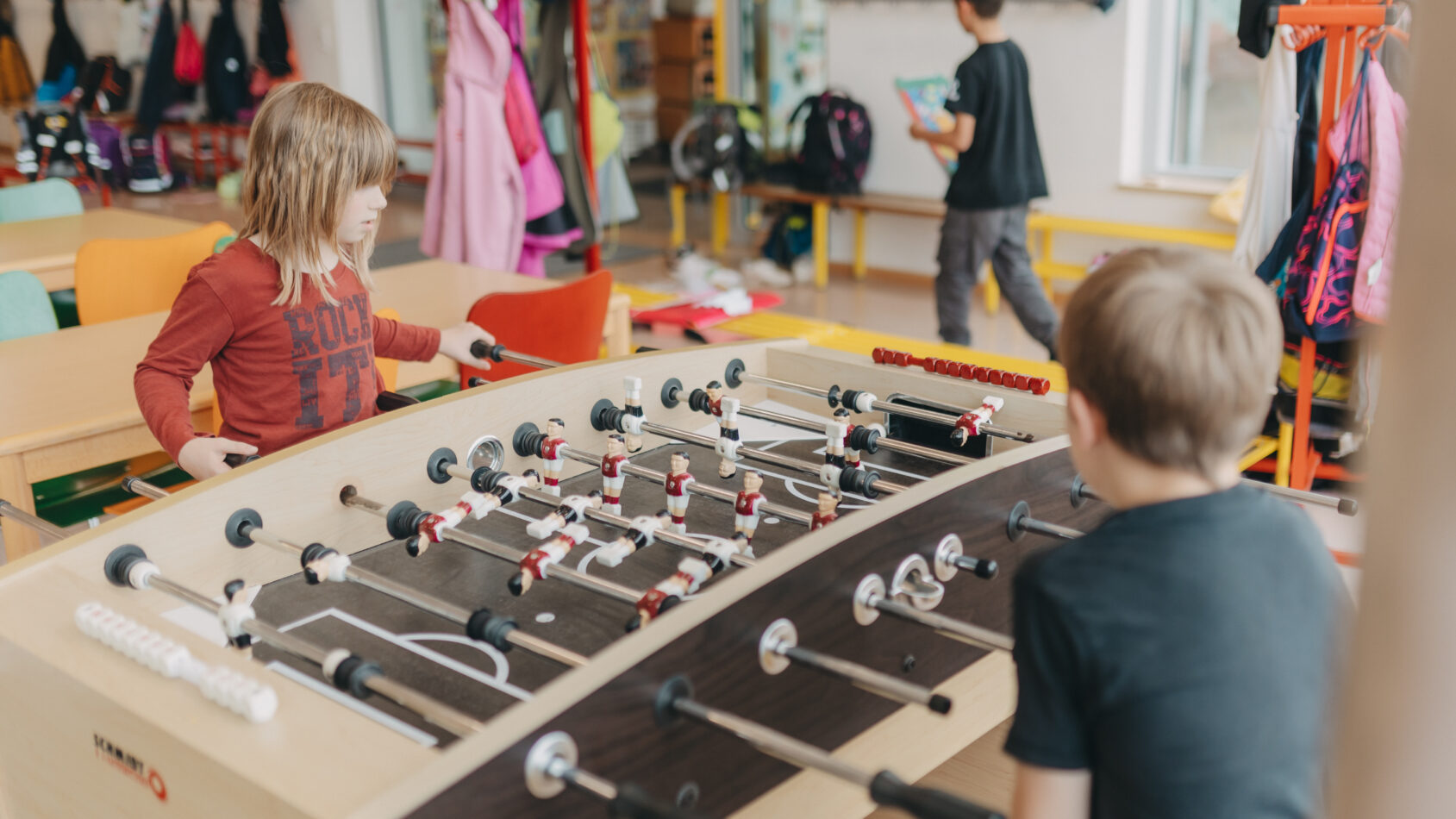 Kinder spielen Tischkciker