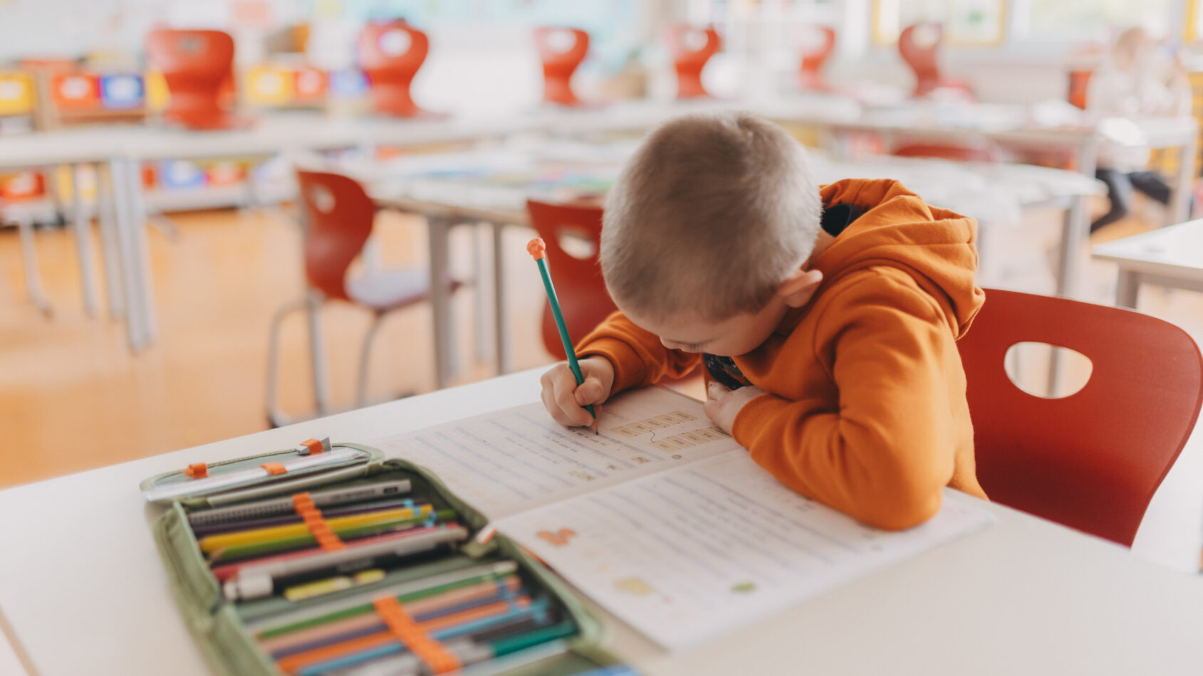 Ein Schüler arbeitet an einer Aufgabe