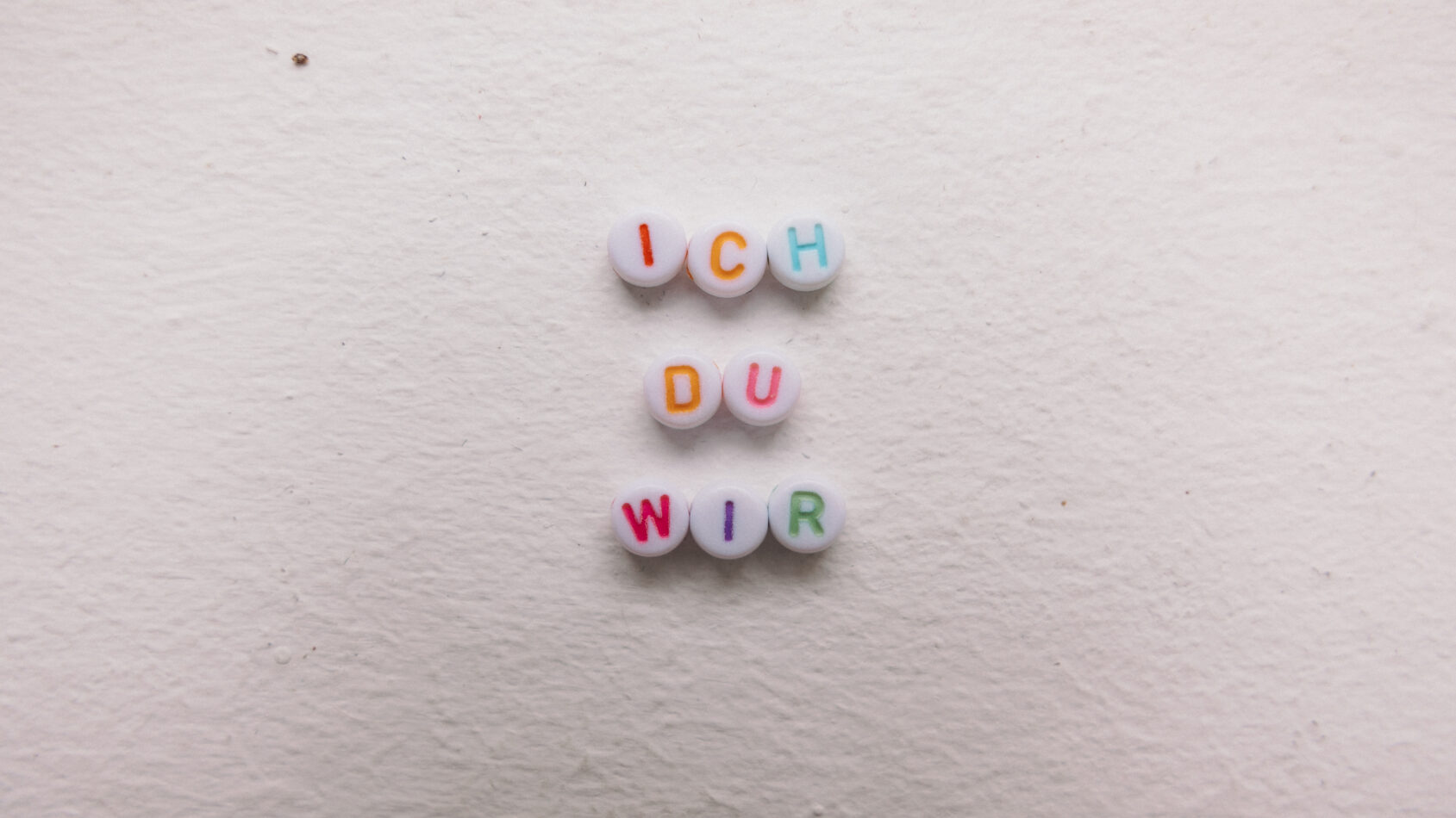 Ich Du Wir mit Perlenbuchstaben geschrieben