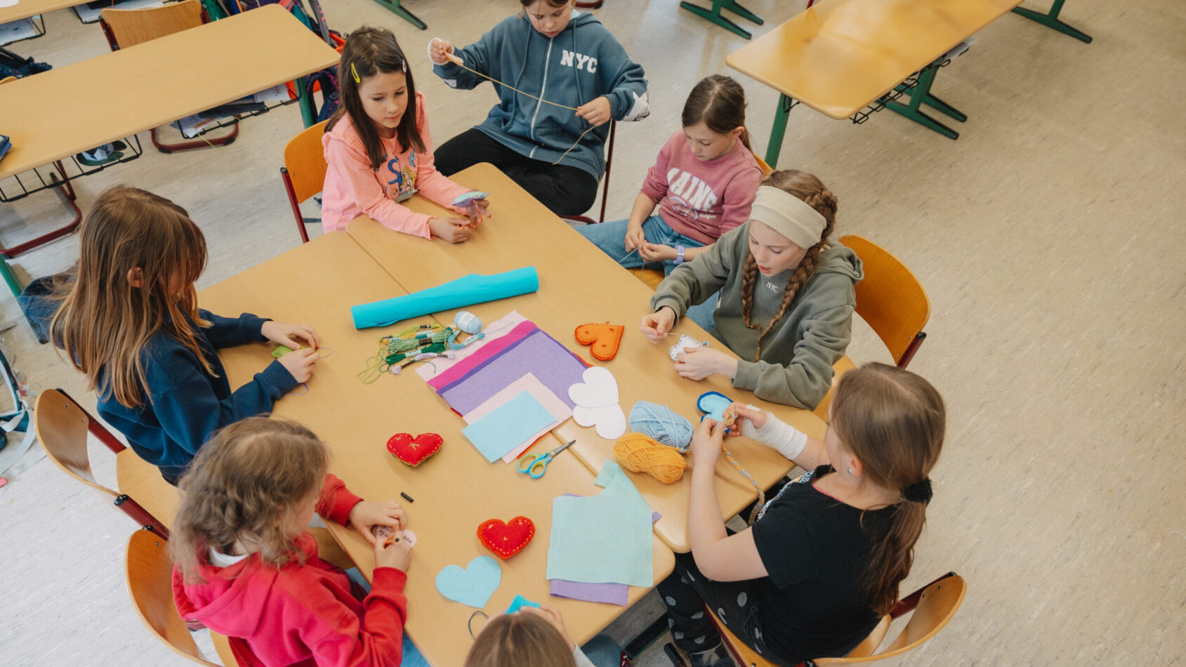 Kinder basteln an einem Tisch