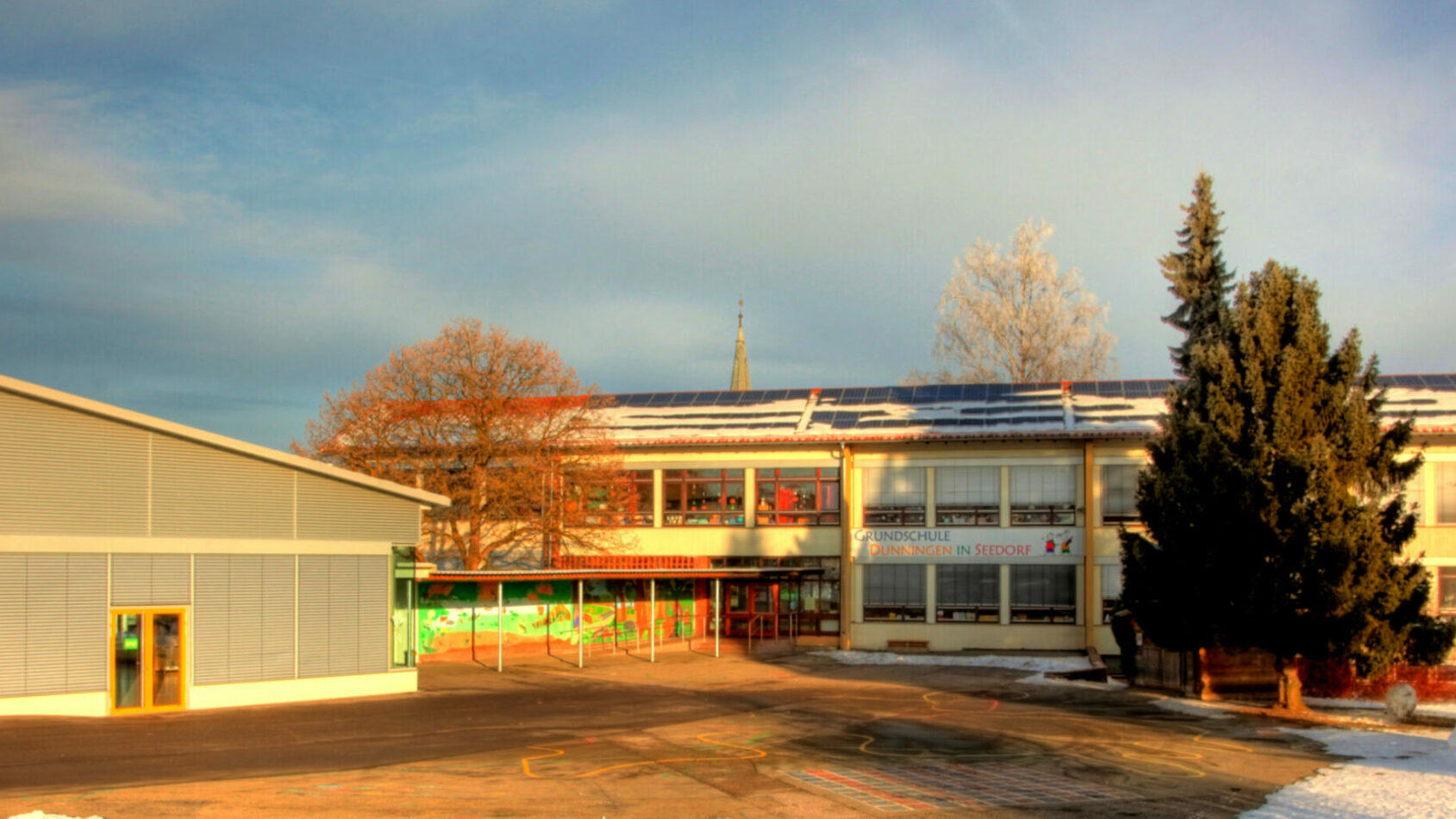 Schulgebäude mit Schulhof