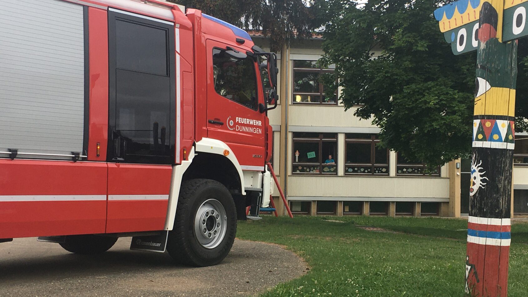 Brandfallübung: Feuerwehrauto vor dem Schulgebäude