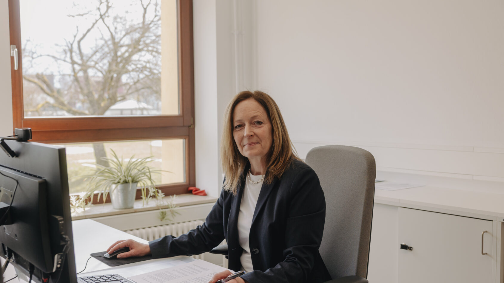 Schulsekretärin Yvonne Gleixner im Büro