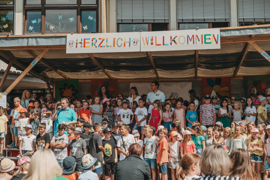Schulfest 2023 - "Willkommen auf unserer kunterbunten Sommerwiese"