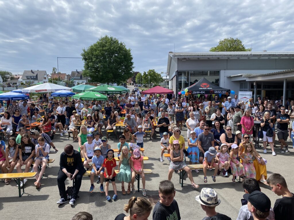 Schulfest 2023 - "Willkommen auf unserer kunterbunten Sommerwiese"