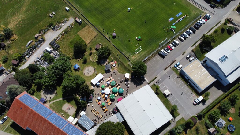 Schulcampus beim Schulfest aus der Vogelperspektive