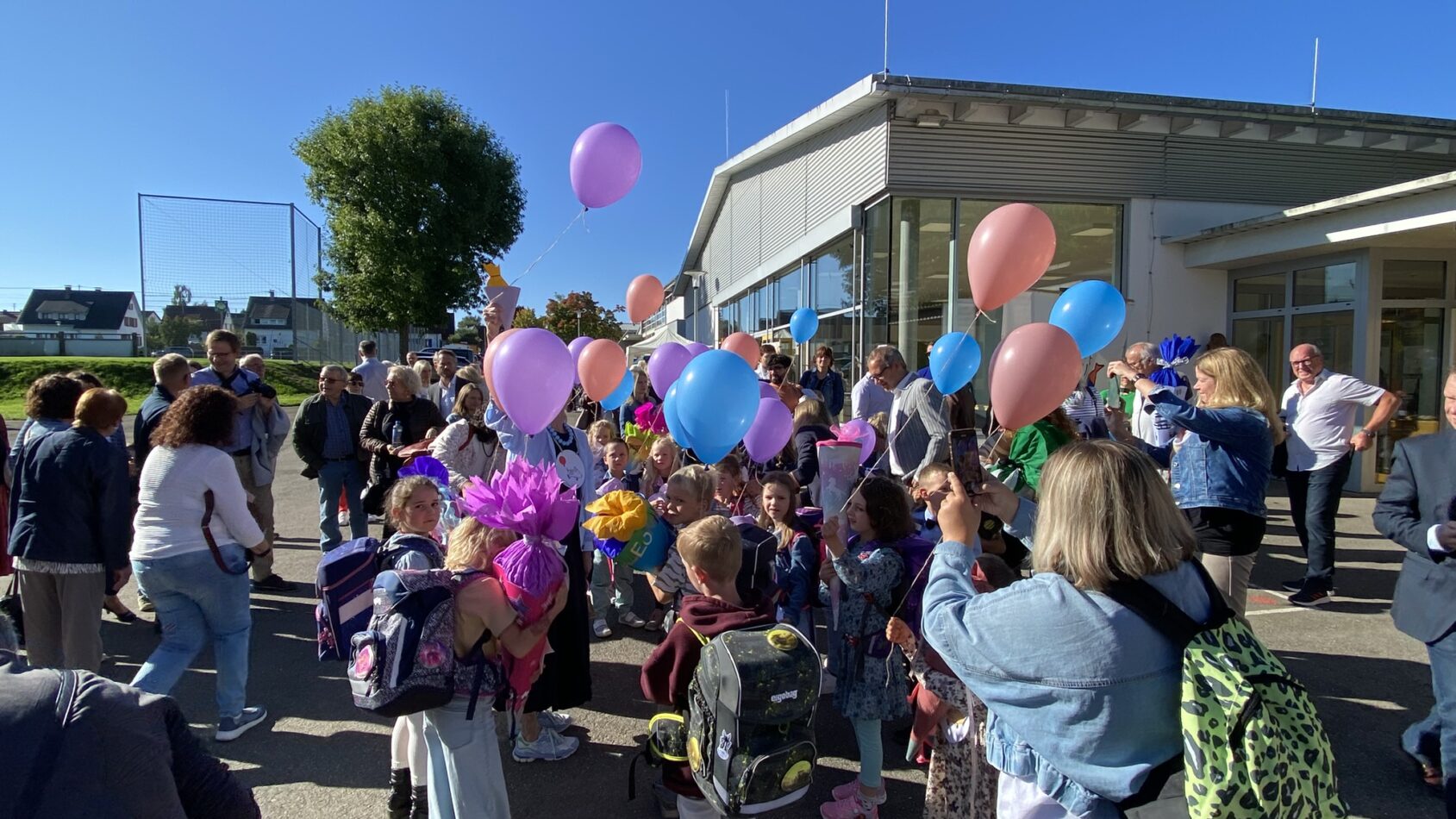 Einschulung Luftballons steigen Einschulung Luftballons