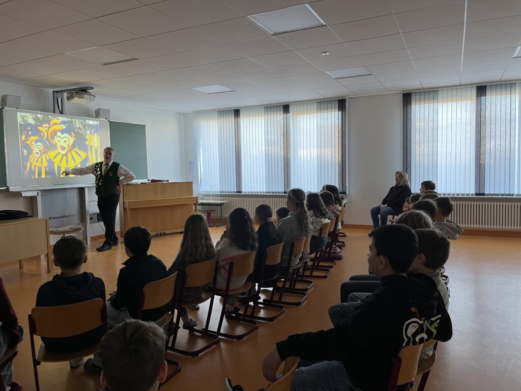 Kinder hören gespannt zu
