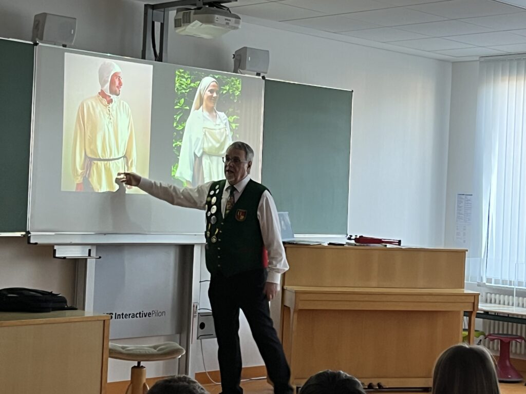 Herr Pfaller erklärt Brauchtum Fasnet