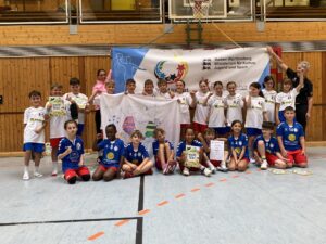 Teilnehmerinnen und Teilnehmer der Grundschule Seedorf mit Betreuerinnen sind auf dem Mannschaftsfoto abgebildet