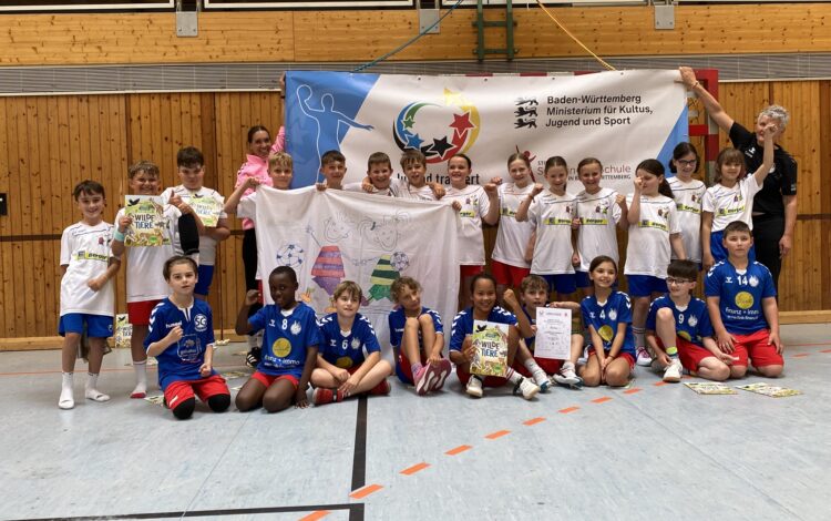 Teilnehmerinnen und Teilnehmer der Grundschule Seedorf mit Betreuerinnen sind auf dem Mannschaftsfoto abgebildet
