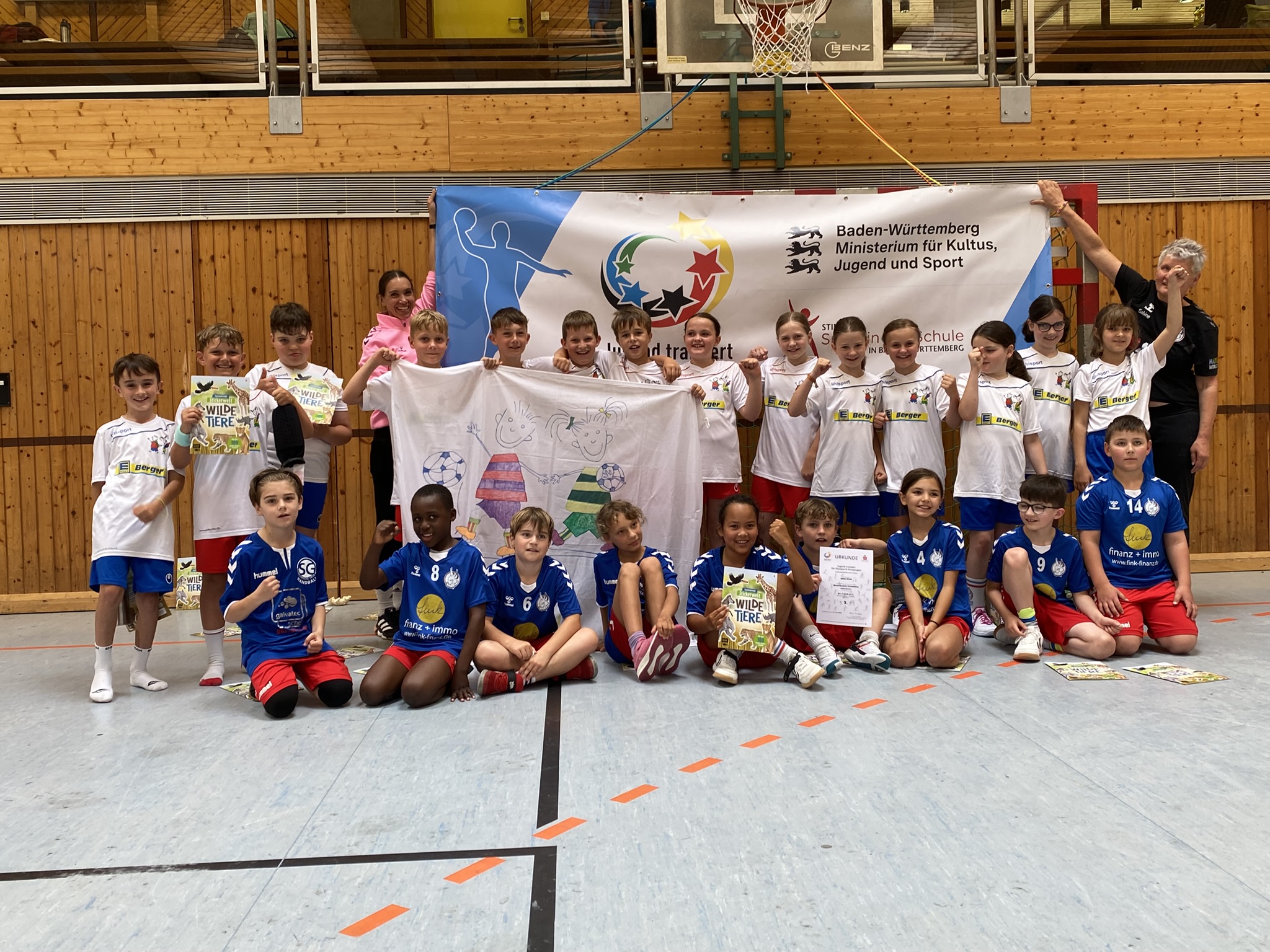 Teilnehmerinnen und Teilnehmer der Grundschule Seedorf mit Betreuerinnen sind auf dem Mannschaftsfoto abgebildet